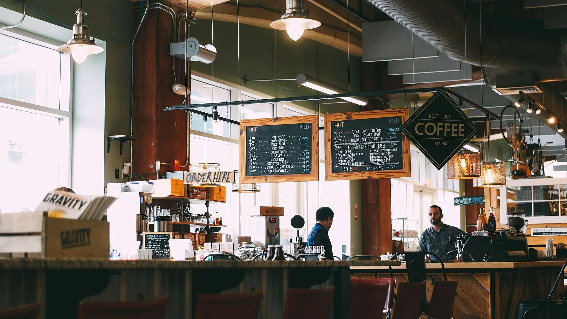 Le comptoir d'un café, le matin, derrière la vitre.